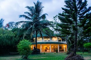 Exterior - w/jacuzzi and beautiful garden view- 10 minutes from the beach! (Ukunda)