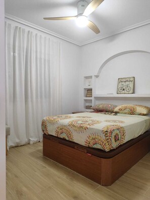3 slaapkamers, een strijkplank/strijkijzer, reisbedje, gratis wifi