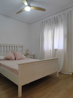 3 slaapkamers, een strijkplank/strijkijzer, reisbedje, gratis wifi