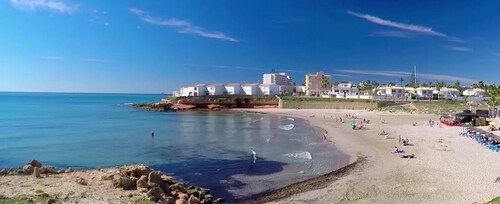 Spacious and bright apartment 700m from the beach