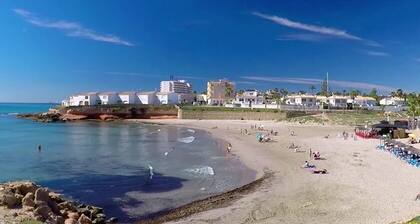 Spacious and bright apartment 700m from the beach