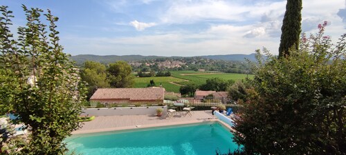 Villa on terraces with swimming pool and superb view of the village