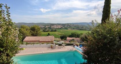 Villa on terraces with swimming pool and superb view of the village