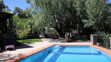 Een buitenzwembad, een verwarmd zwembad