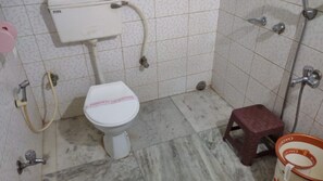 Shower, rainfall showerhead, free toiletries, bathrobes