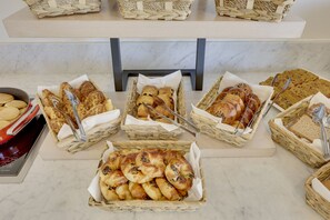 包含每日自助早餐