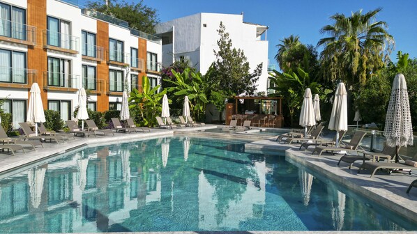 季节性开放的室外游泳池，09:00 至 19:00 开放，池畔遮阳伞，日光浴躺椅