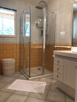 Douche, séchoir à cheveux, serviettes fournies