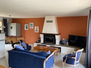 Televisie, een dvd-speler, tafelvoetbal en een filmbibliotheek