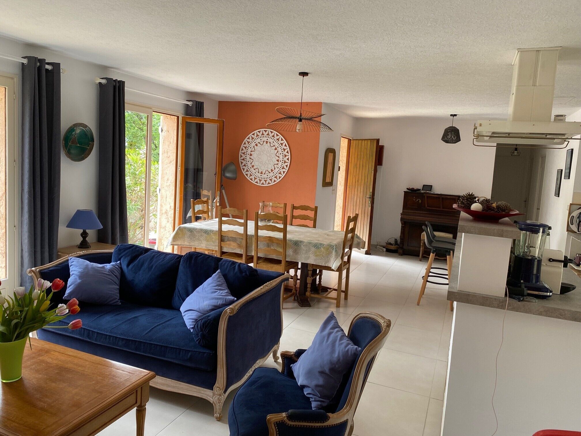 Télévision, lecteur de DVD, baby-foot, vidéothèque