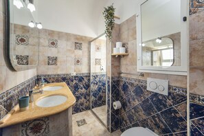 Ducha, secador de pelo y toallas