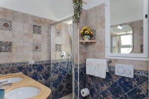 Shower, hair dryer, towels - Villa Salice with private hot tub and solarium (Amalfi)