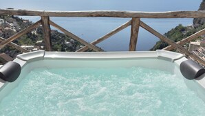 A hot tub with a view of the sea and a mountainous landscape. - Villa Salice with private hot tub and solarium (Amalfi)