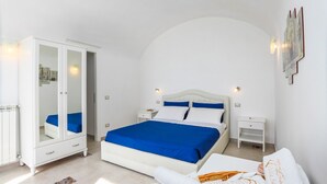 A bedroom with a bed, a wardrobe, and a nightstand. - Villa Salice with private hot tub and solarium (Amalfi)