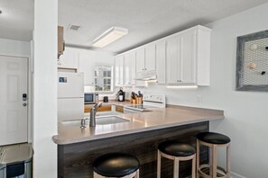 Een koelkast, een magnetron, een oven, een kookplaat