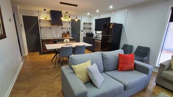 Smart TV, fireplace, Netflix, streaming services