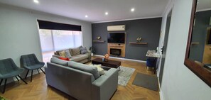 Smart TV, Netflix, streaming services - Modern Two Bedroom unit with outdoor spa and BBQ! (Mildura)