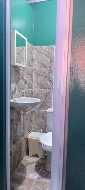 Economy Room | Bathroom