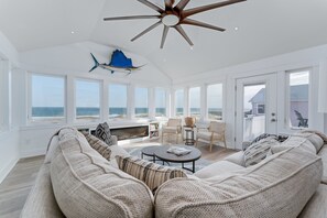 Flatskjerm-TV, peis, videospill og DVD-spiller