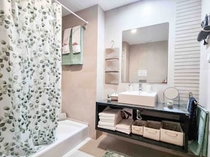 Shower, hair dryer, bidet, towels