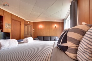 Vierbettzimmer | Individuell dekoriert, Verdunkelungsvorhänge, Bügeleisen/Bügelbrett