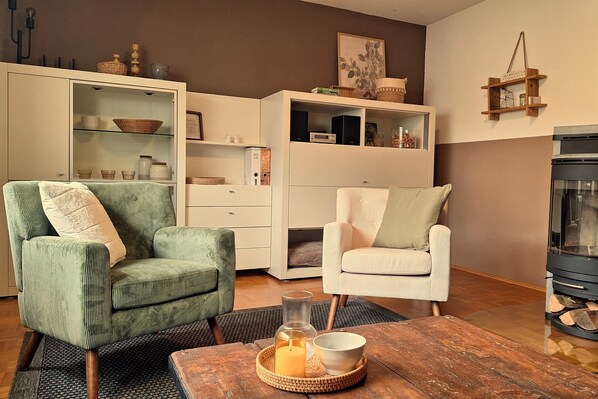 Televisie, een open haard, boeken en een stereo
