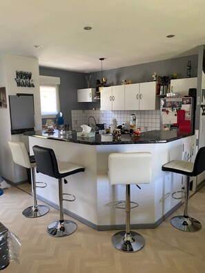 Bar (on property) - Rooms in house (Gercourt-et-Drillancourt)