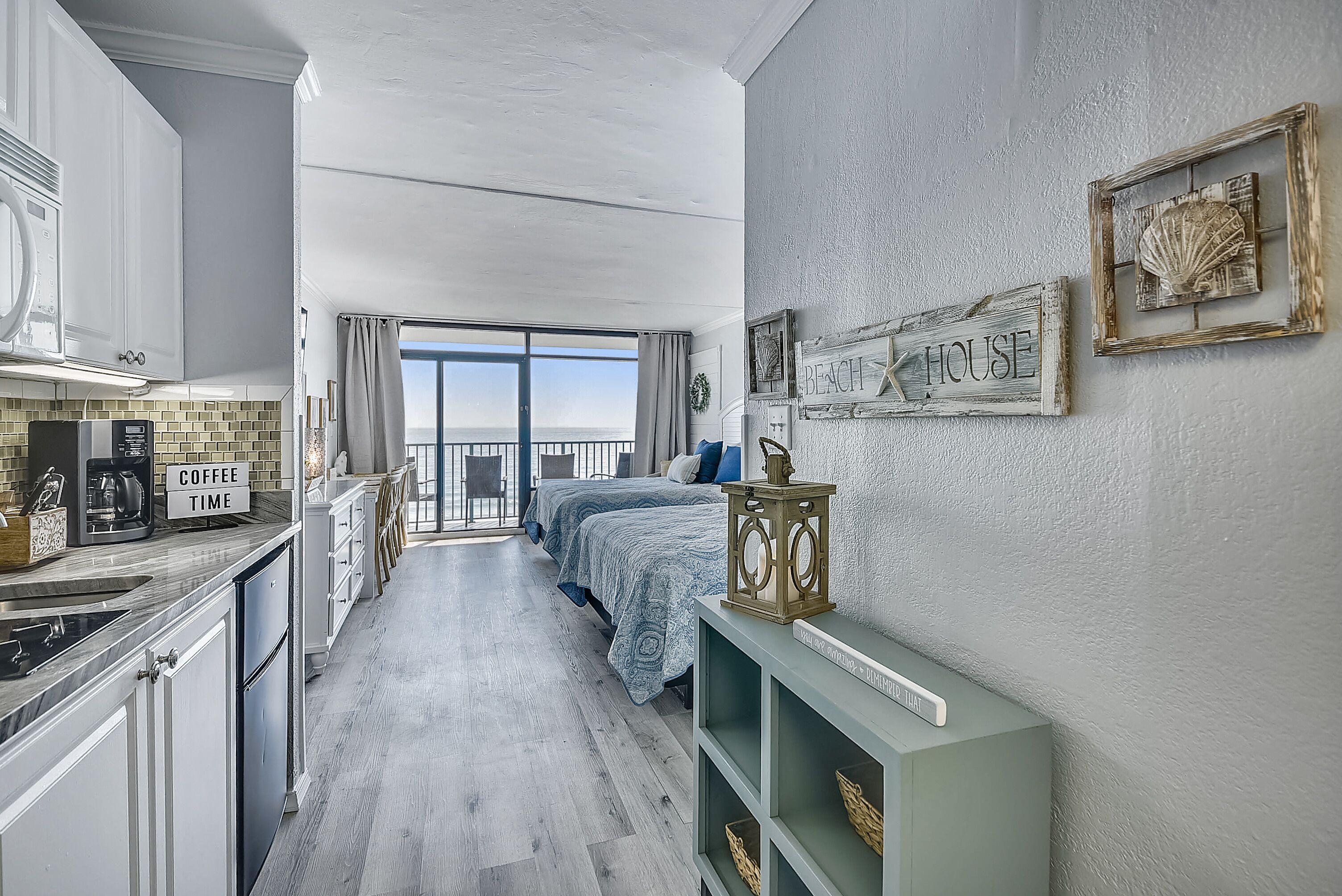 Snowbirds Welcome! Indoor/Outdoor Pool! Beachfront