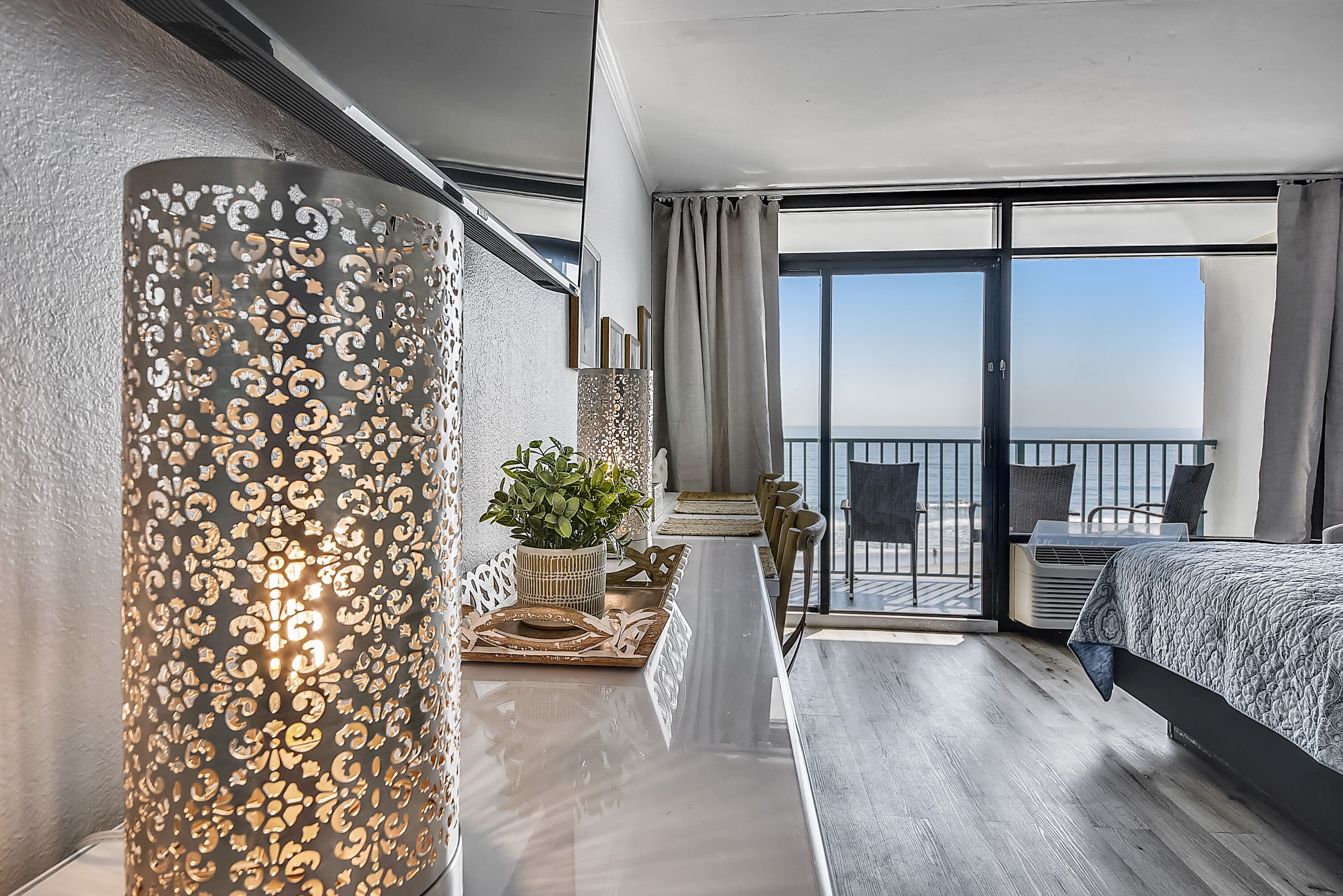 Tabla de planchar con plancha, wifi y ropa de cama 