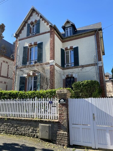 Villa near beach and shops