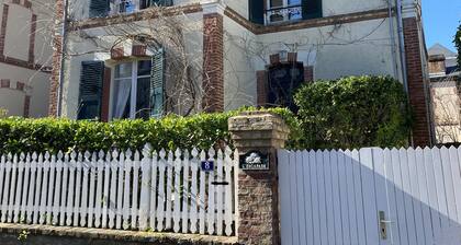 Villa near beach and shops