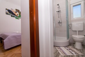 Chuveiro, secador de cabelo, toalhas de banho, sabonete