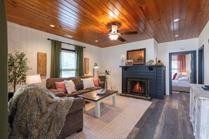 تلفزيون ذكي، مدفأة، مشغل دي في دي، كُتُب