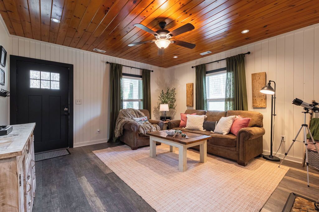 Smart-TV, peis, DVD-spiller og bøker