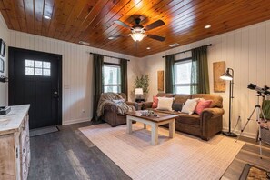 Een smart-tv, een open haard, een dvd-speler en boeken