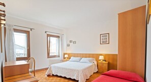 1 sovrum, skrivbord, resesäng och gratis wi-fi