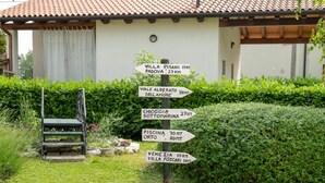 A signpost with directions to various local destinations. - Apartment for 2 people surrounded by greenery! (Mira)