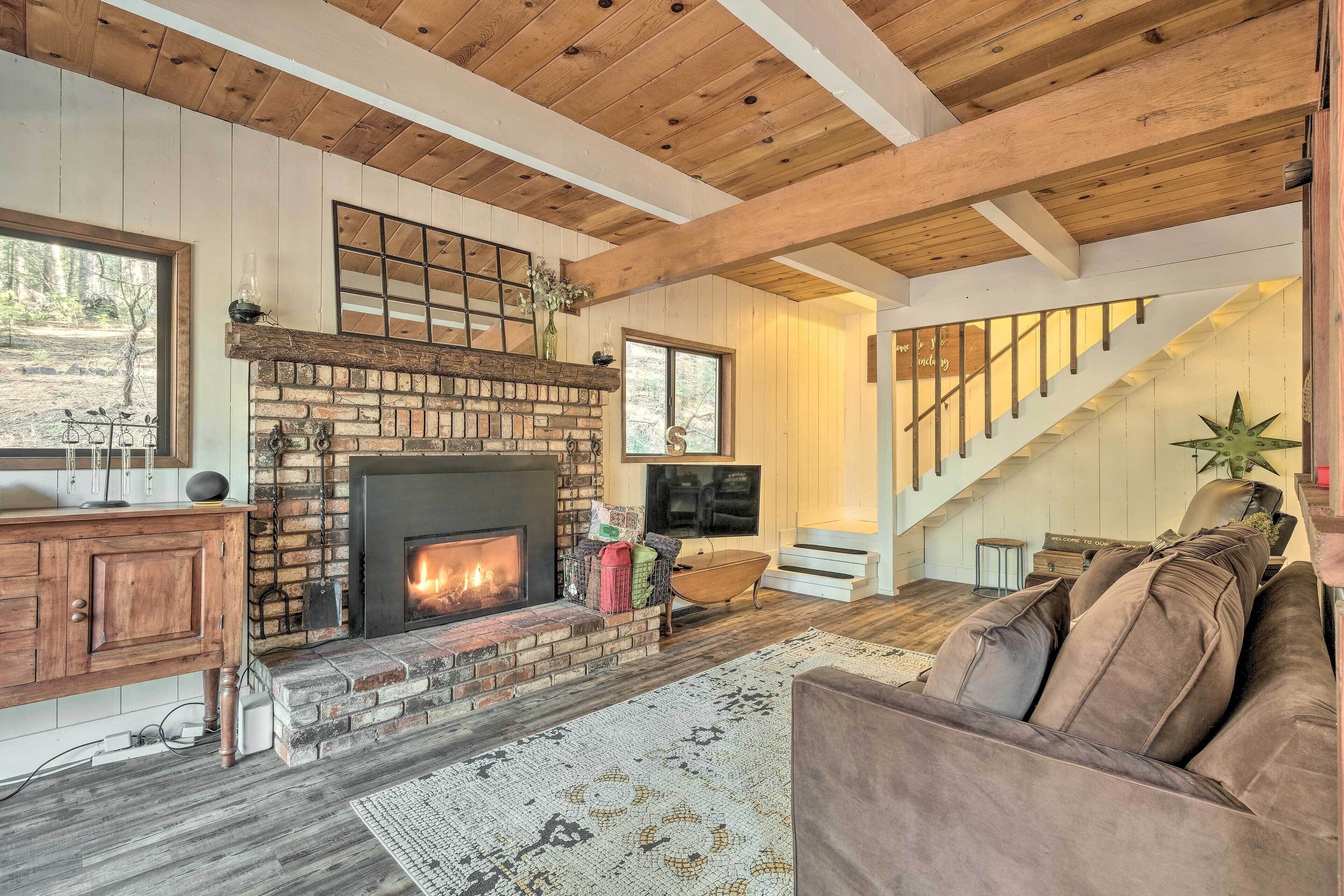 Peaceful & Wooded Arnold Cabin - Walk to Dtwn