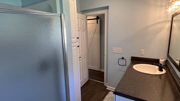 Dusche, Haartrockner, Handtücher, Toilettenpapier