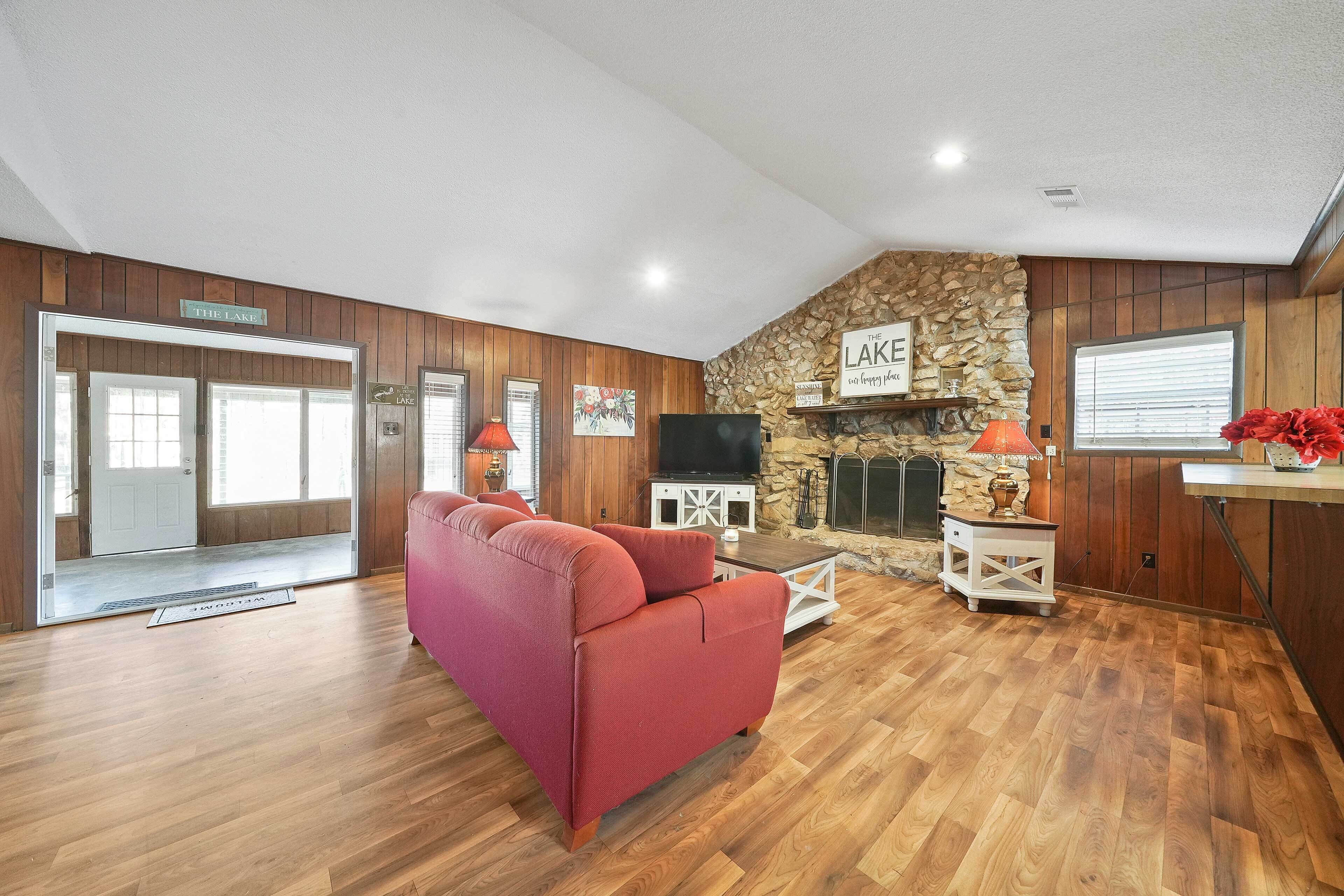 Peaceful Waterfront Hemphill House on 7 Acres