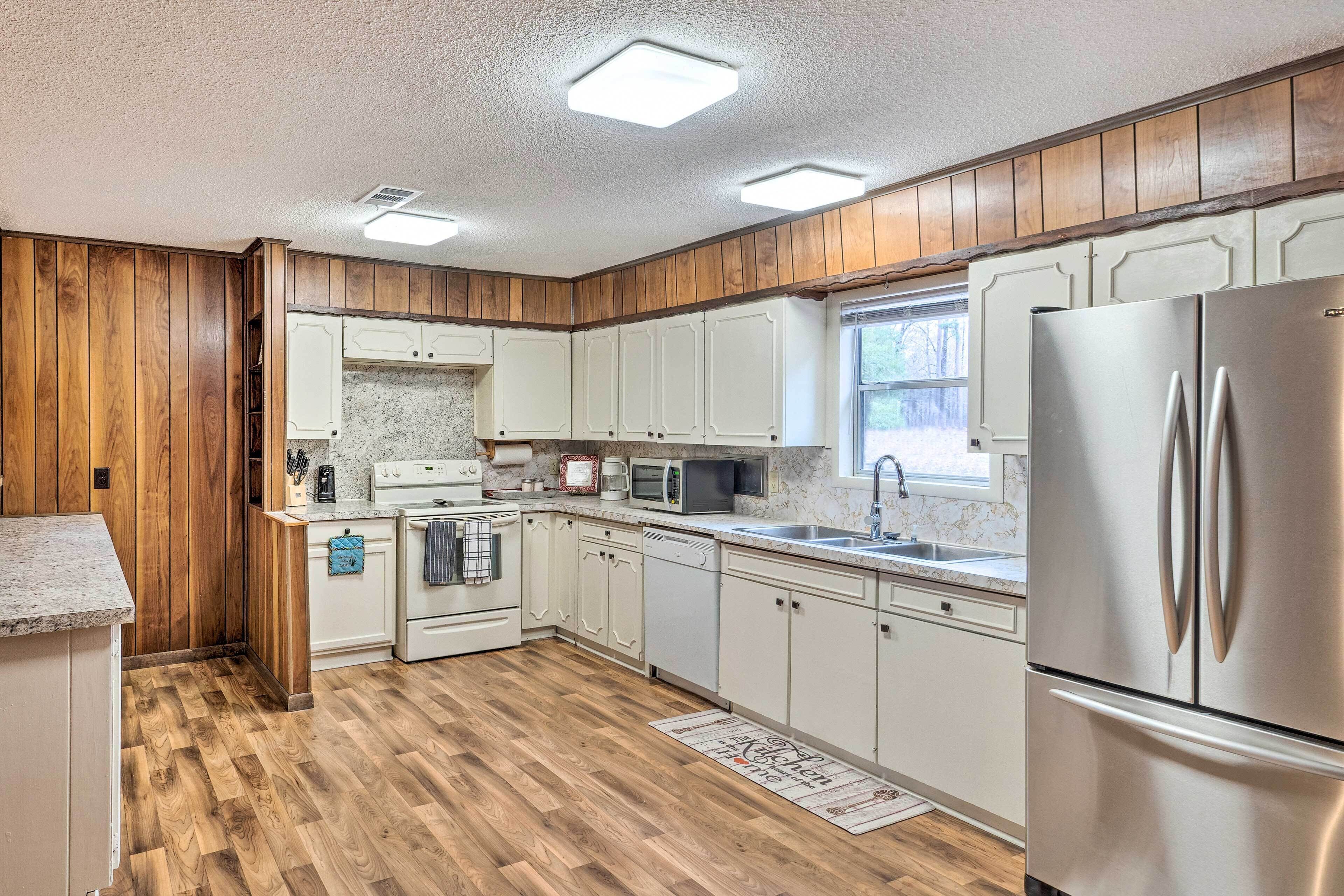 Peaceful Waterfront Hemphill House on 7 Acres