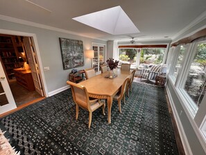 Dining - Beautifully decorated, walk to the beach, Sleeps 8, pet friendly, bikes included (Hilton Head Island)