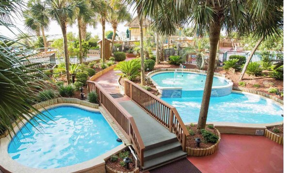 Una piscina cubierta, una piscina al aire libre