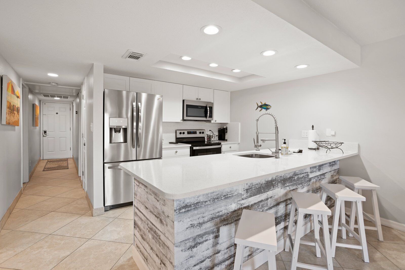 Een koelkast, een magnetron, een oven, een kookplaat