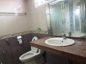 Douche, sèche-cheveux, serviettes fournies, savon