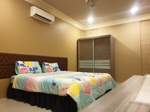 6 bedrooms, desk, free WiFi, bed sheets