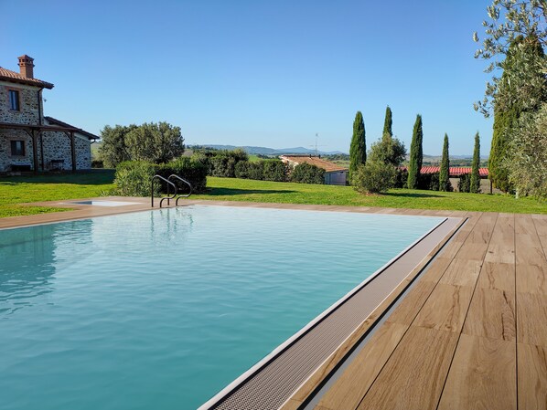 حمّام سباحة خارجي موسمي، مظلات على حمّام السباحة، مقاعد للتشمس