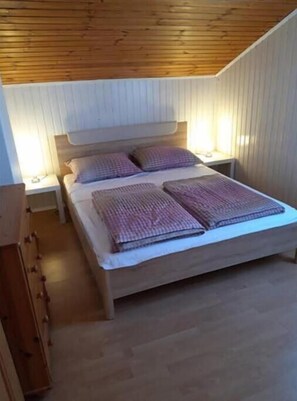 4 bedrooms, iron/ironing board, free WiFi, bed sheets