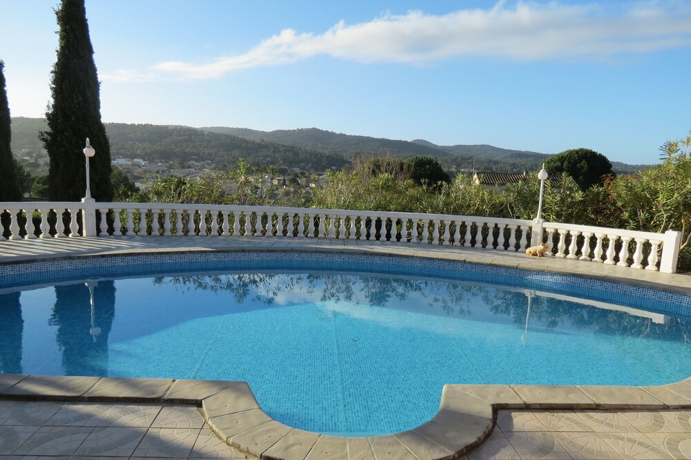 T2 in villa pool gate Carcassonne