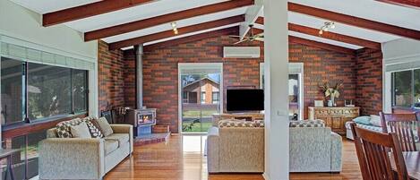 Télévision, cheminée, espaces bureaux